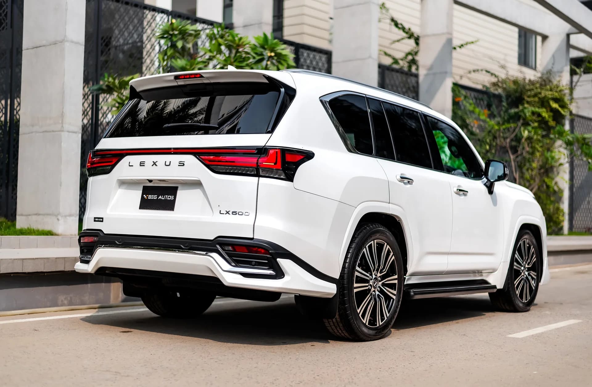 Lexus  LX 600