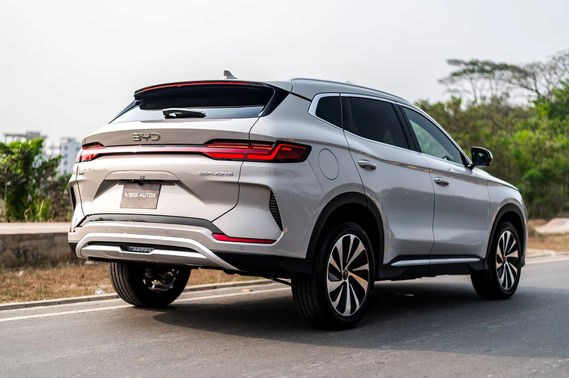 View of BYD Sealion 6 in Stone Gray