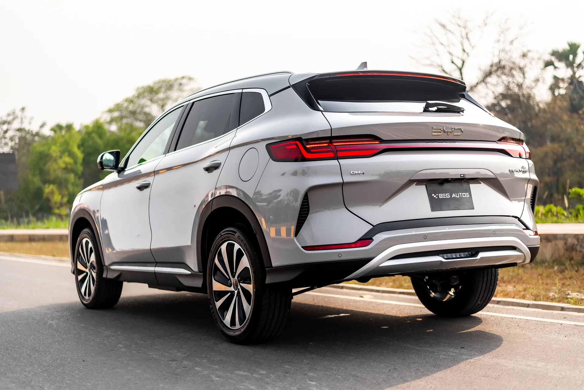 View of BYD Sealion 6 in Stone Gray