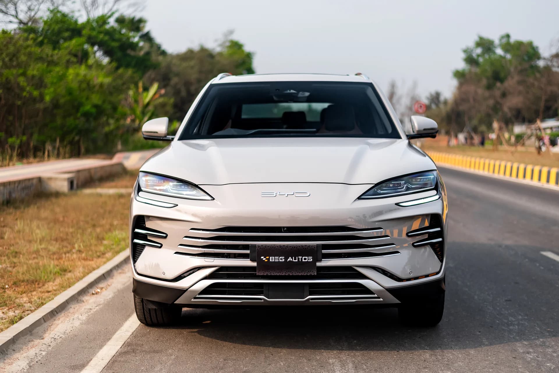 View of BYD Sealion 6 in Stone Gray