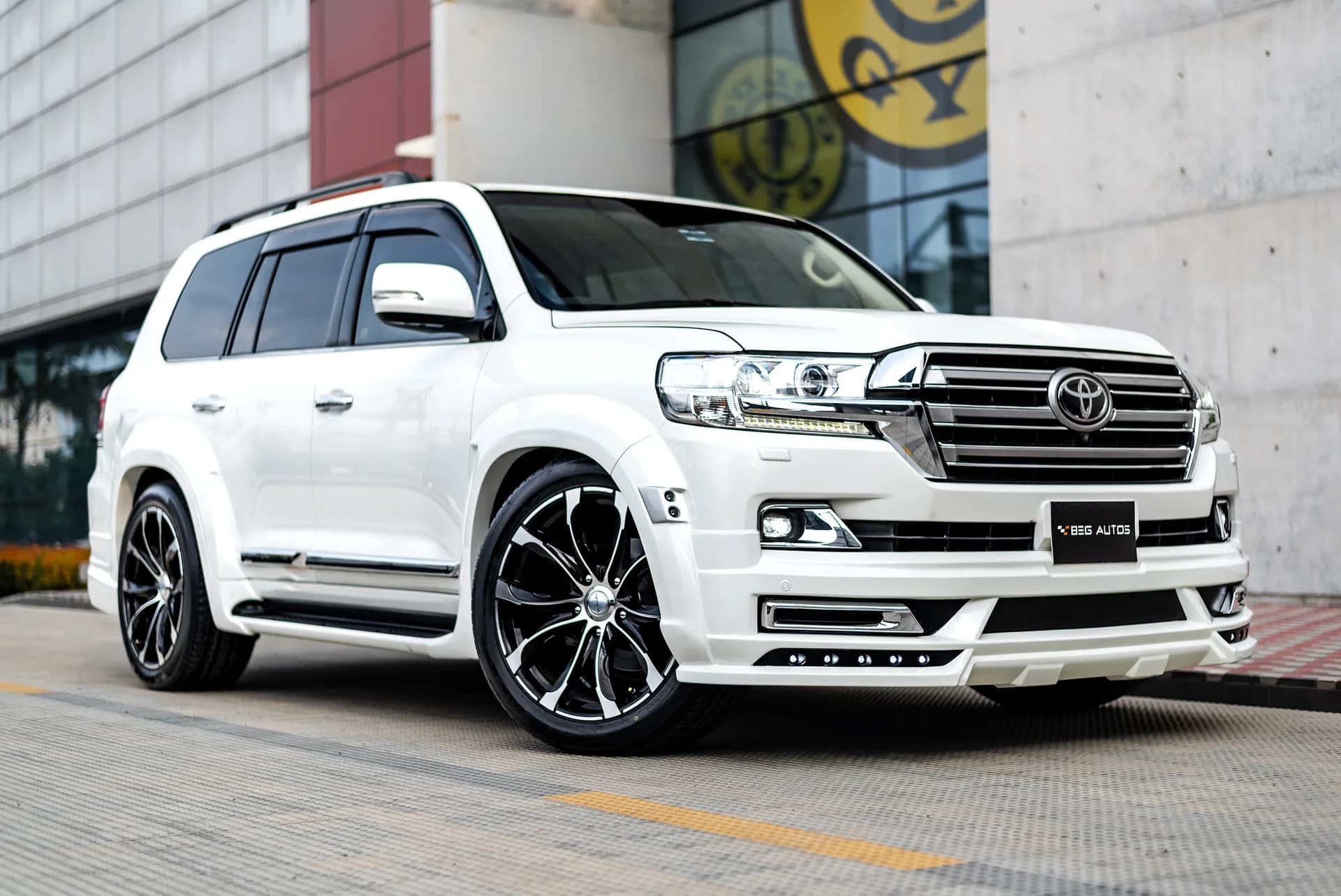 View of 2017 Toyota 2015 in Pearl