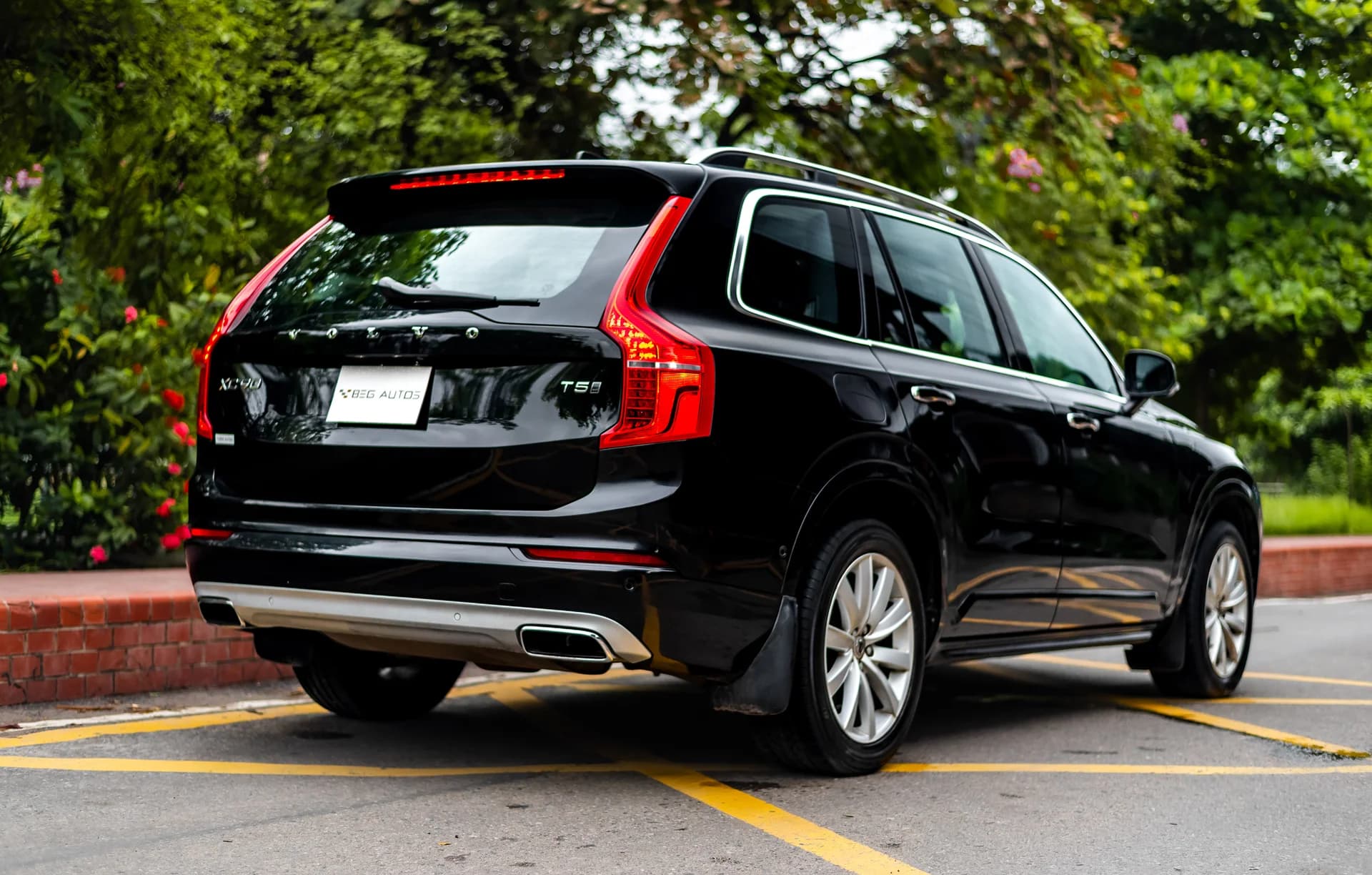 View of 2020 Volvo 2019 in Black