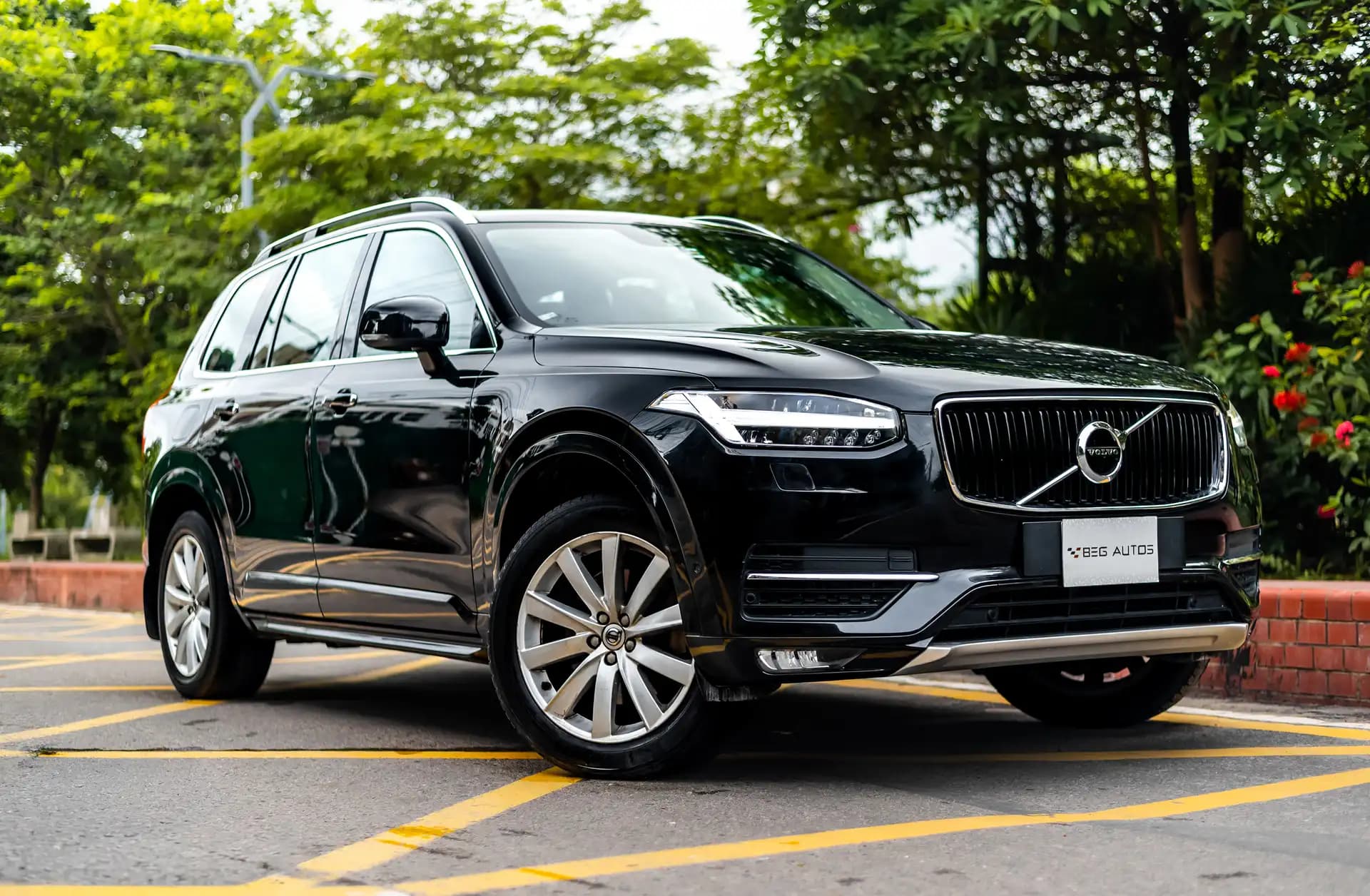 View of 2020 Volvo 2019 in Black