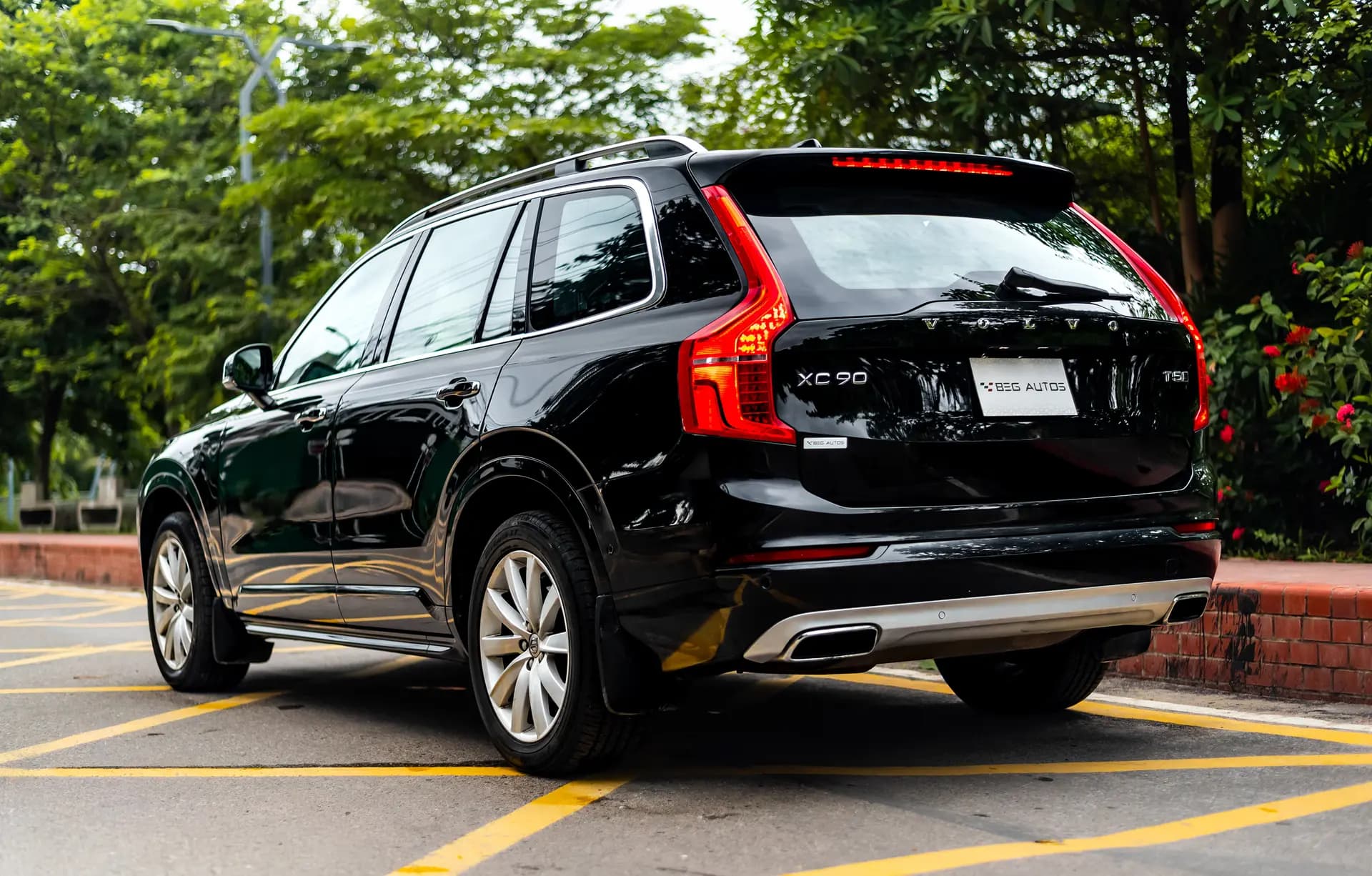View of 2020 Volvo 2019 in Black