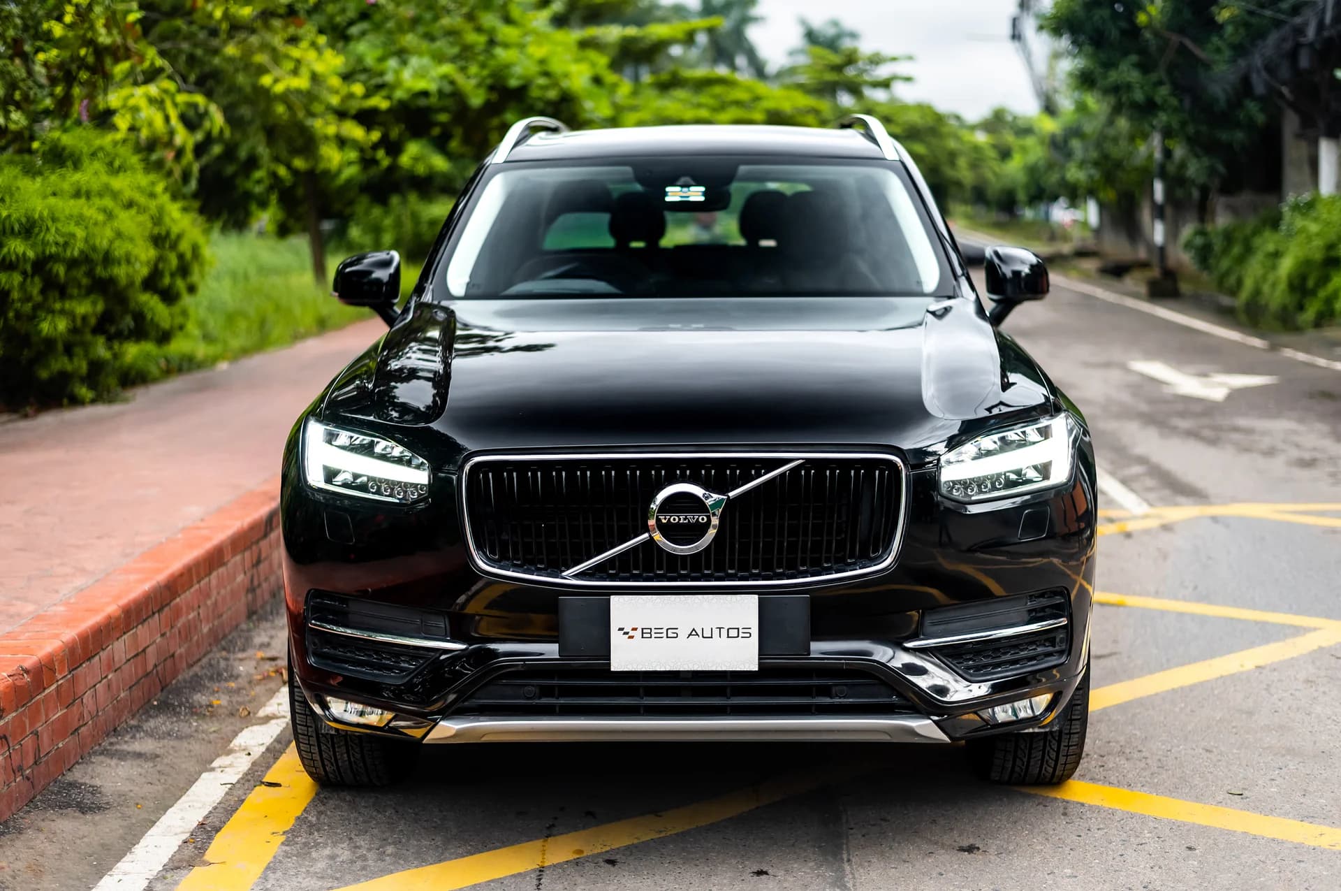View of 2020 Volvo 2019 in Black