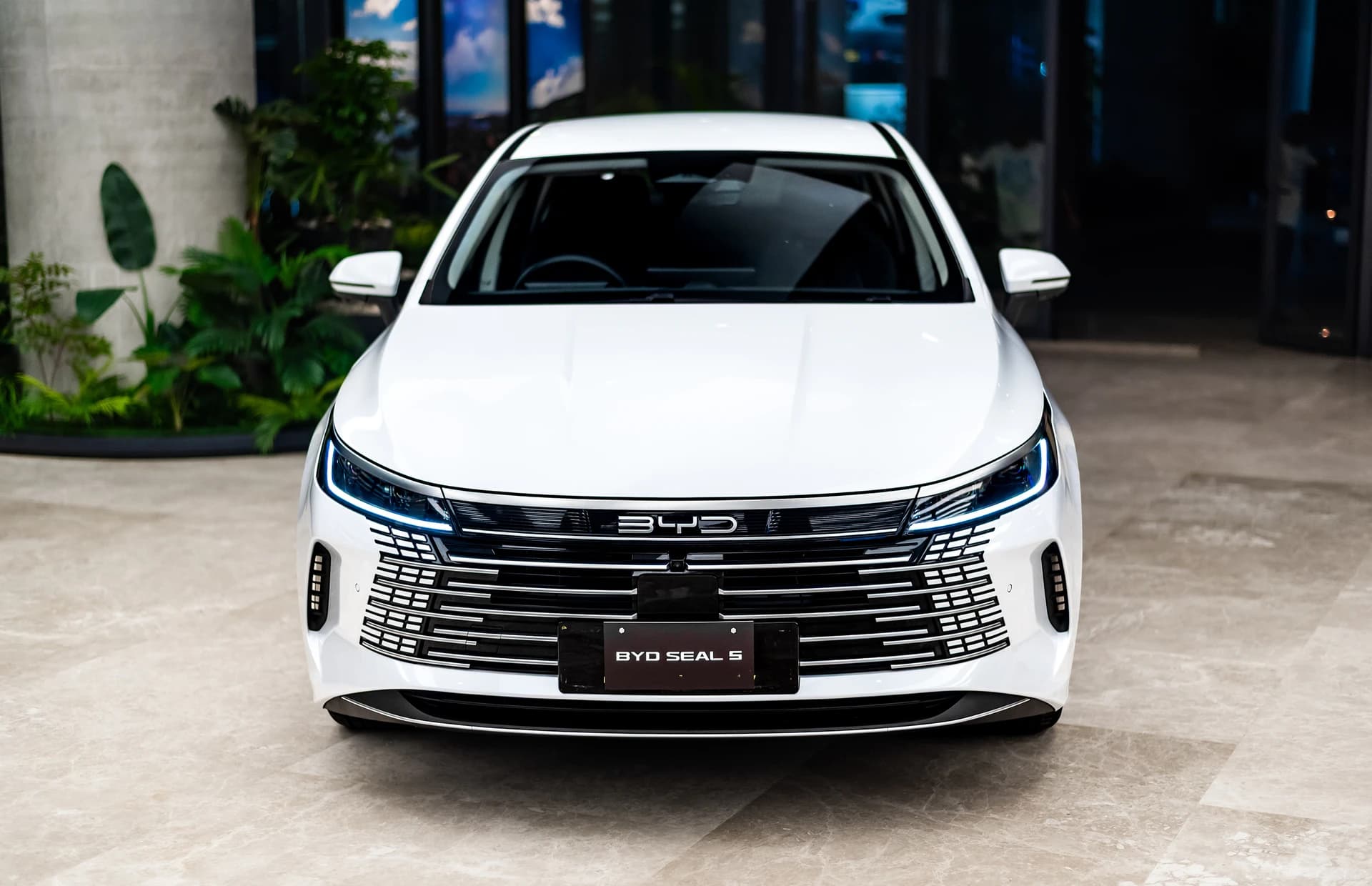 View of BYD Seal 5 in Cosmos Black