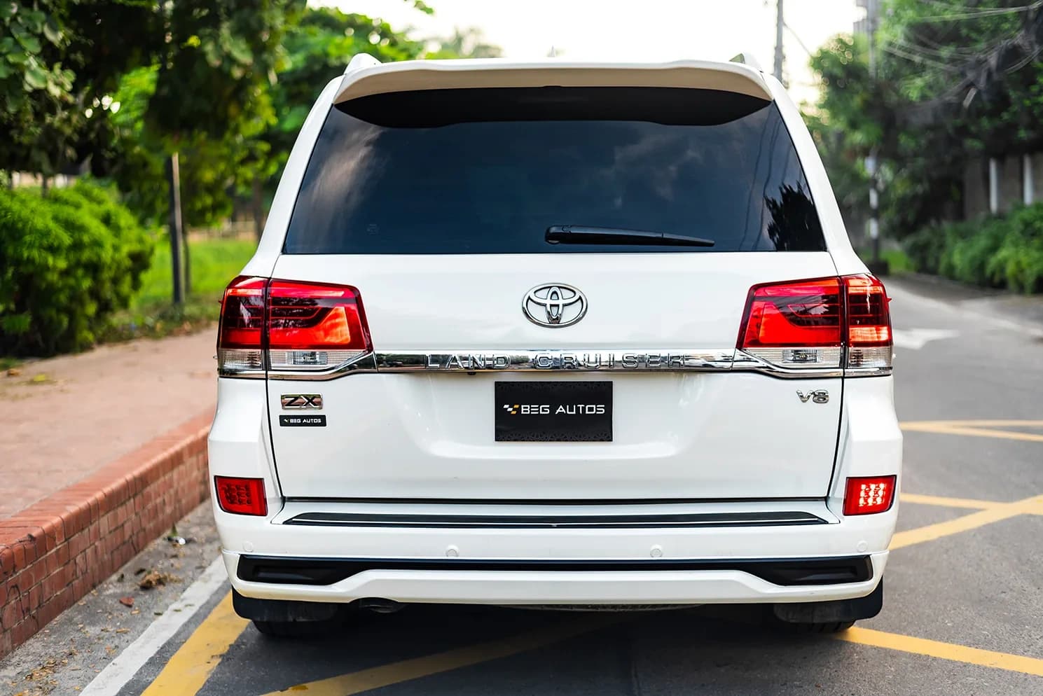 Toyota Land Cruiser ZX V8