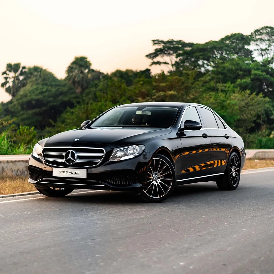 Front view of Mercedes-Benz 2017 in Black