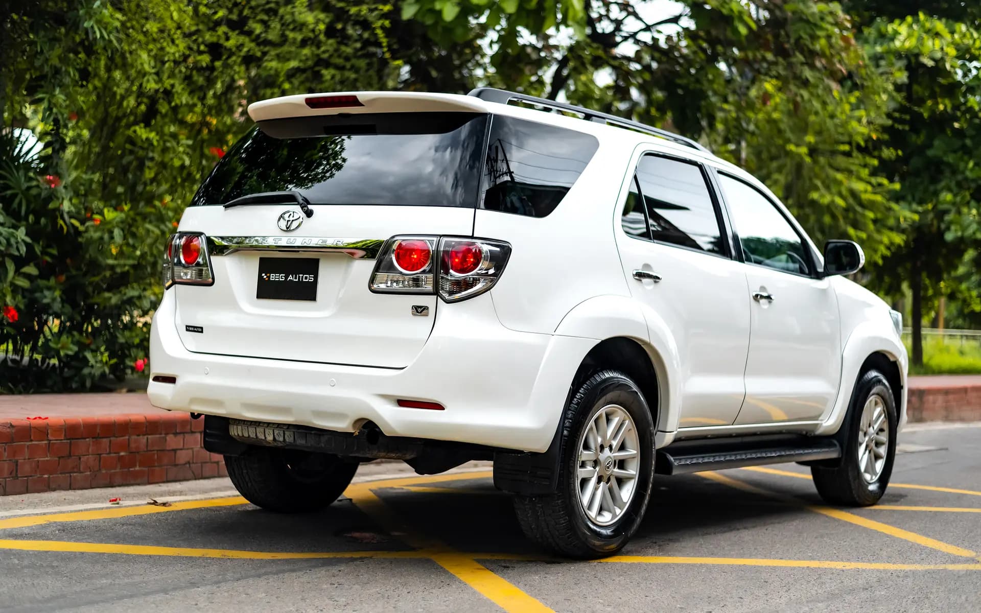 View of Toyota 2011 in White