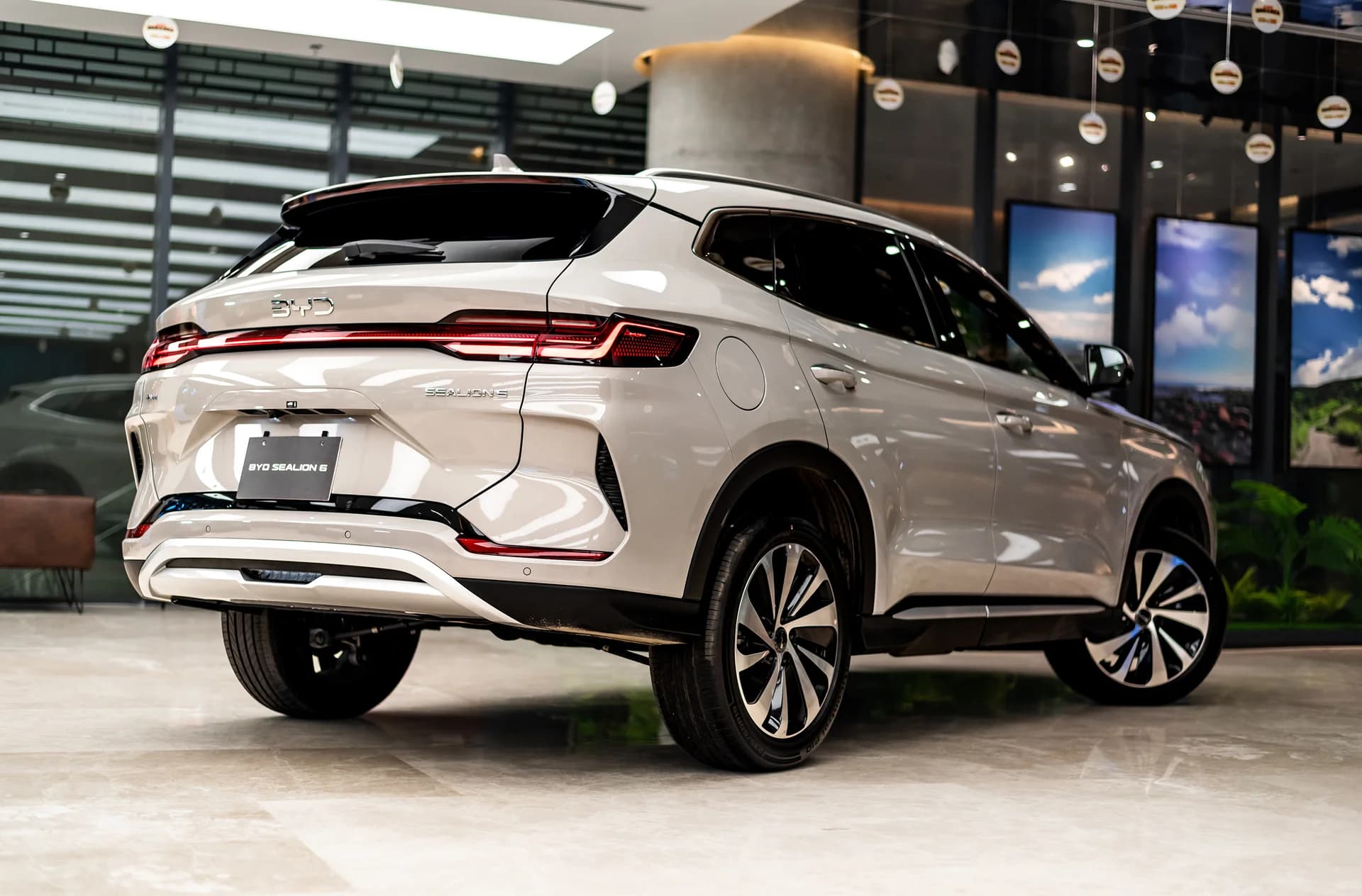 View of BYD Sealion 6 in Stone Gray