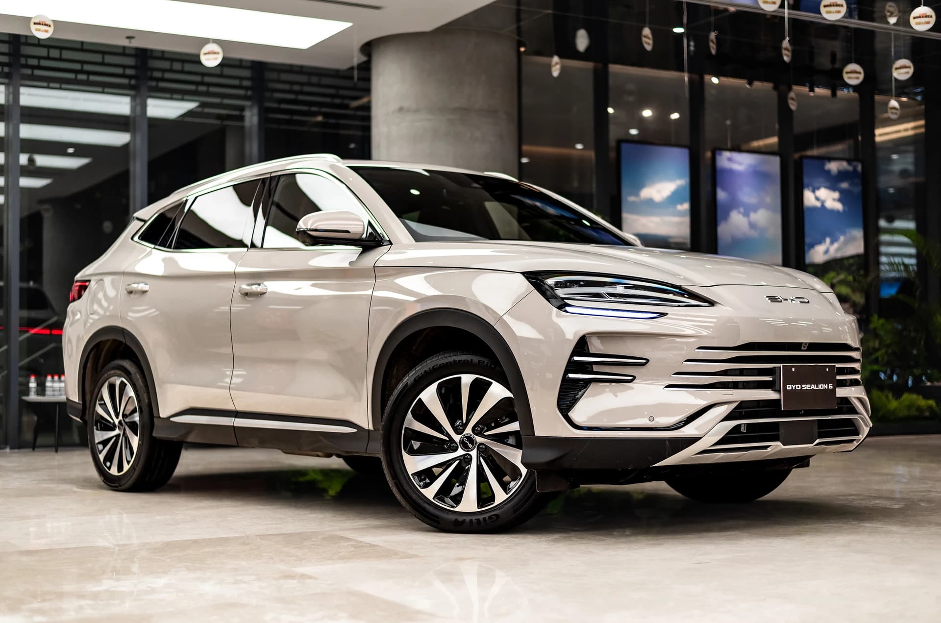 View of BYD Sealion 6 in Stone Gray