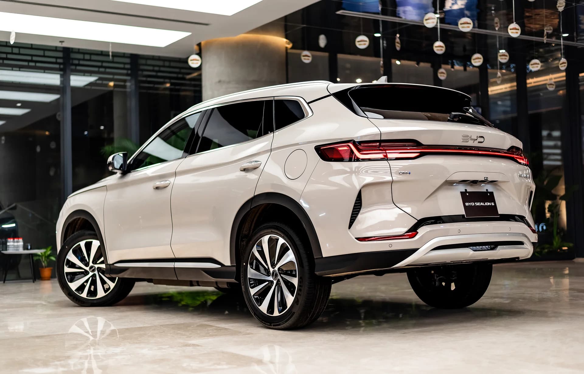 View of BYD Sealion 6 in Stone Gray