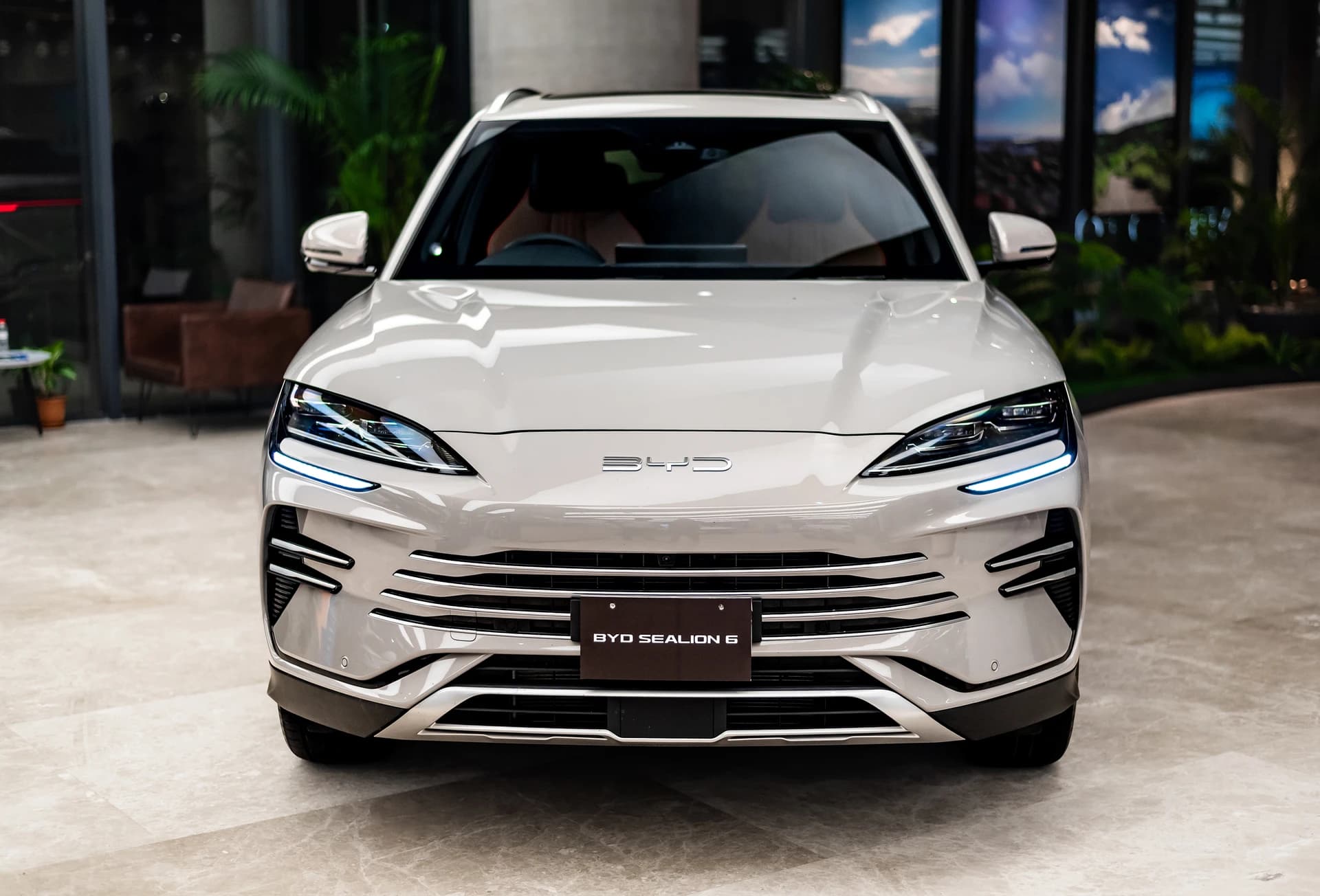 View of BYD Sealion 6 in Stone Gray