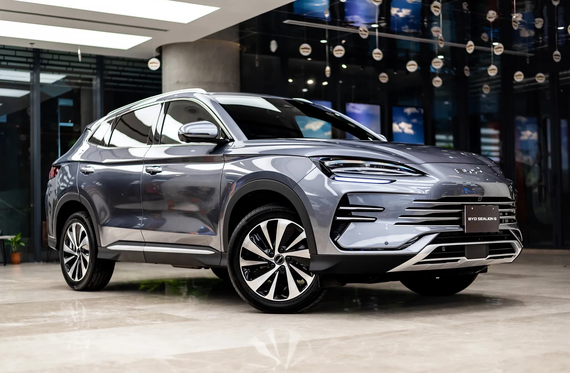 View of BYD Sealion 6 in Harbour Gray