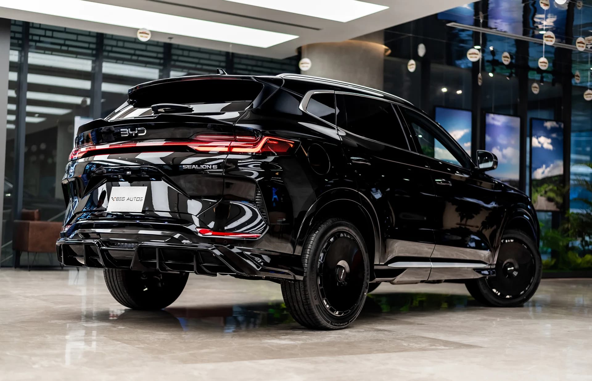 View of BYD Sealion 6 in Black Edition