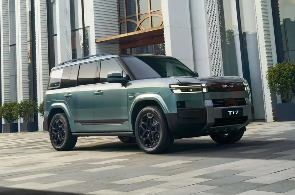 View of BYD Ti 7 in Emerald Green