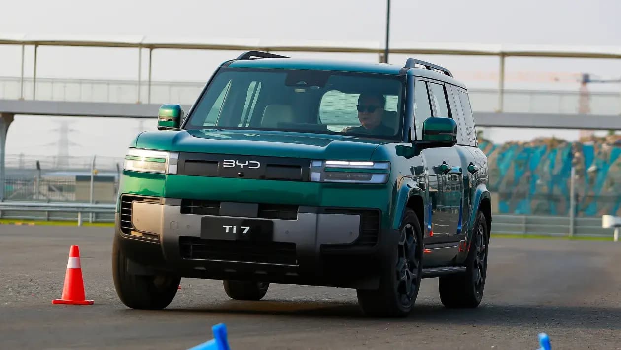 View of BYD Ti 7 in Emerald Green