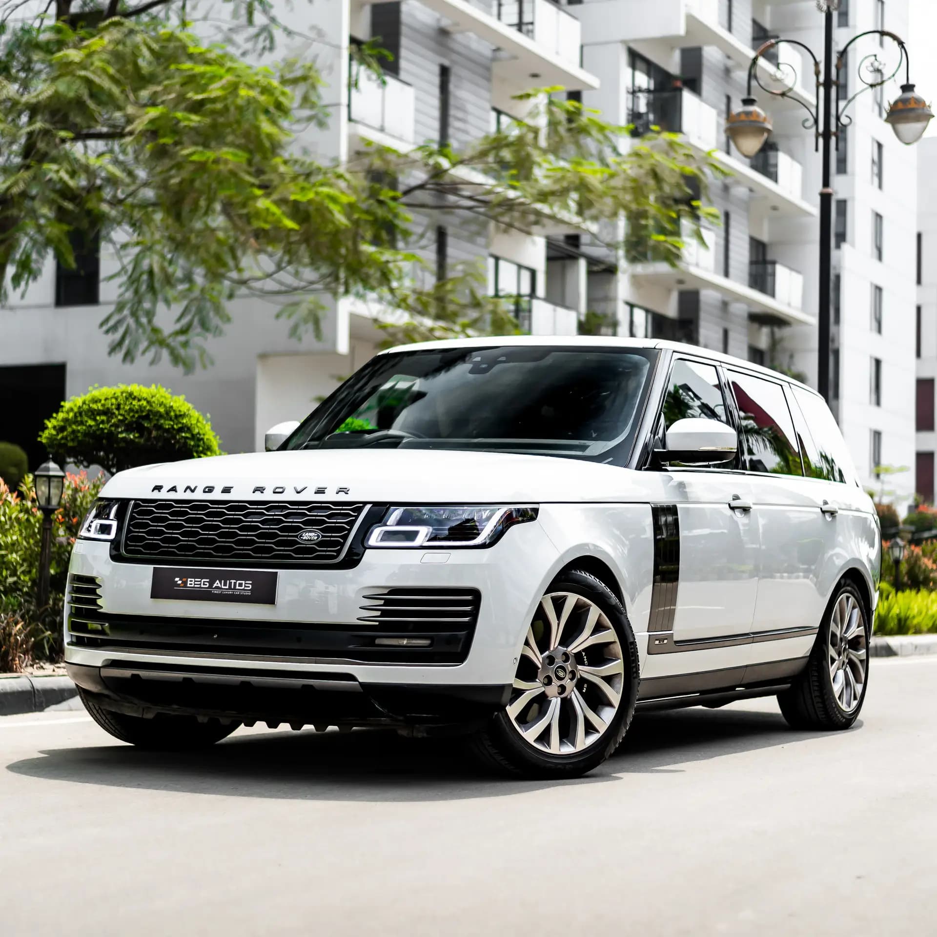 Front view of 2021 Land Rover 2021 in White