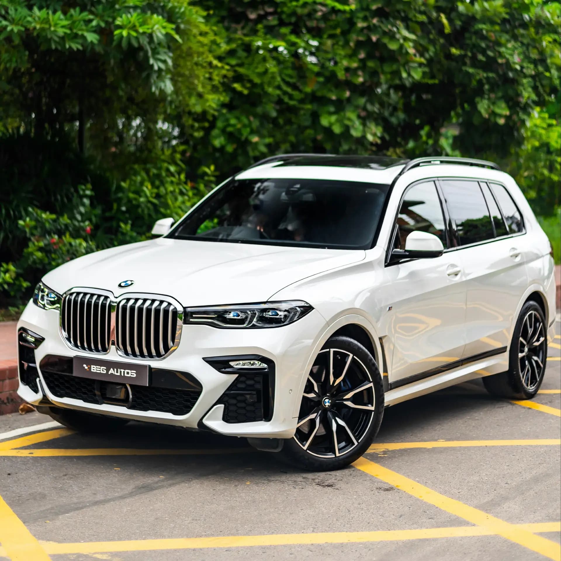 Front view of BMW 2022 in White