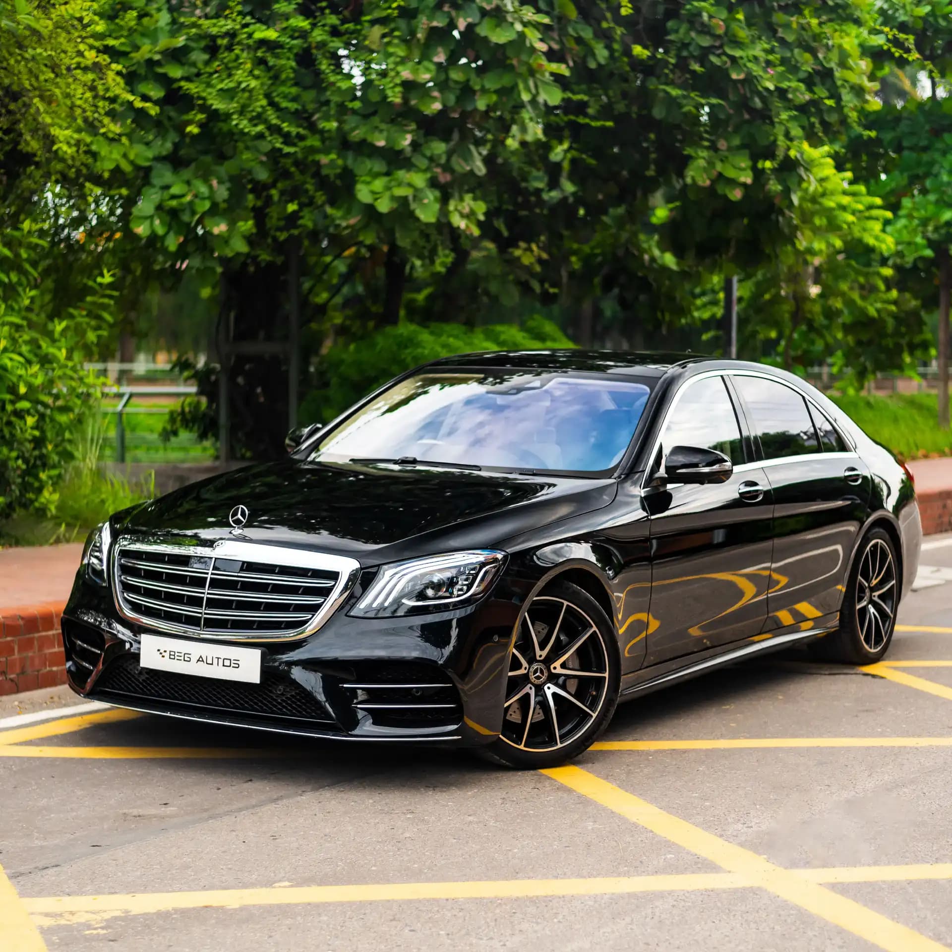 Front view of Mercedes-Benz 2019 in Black