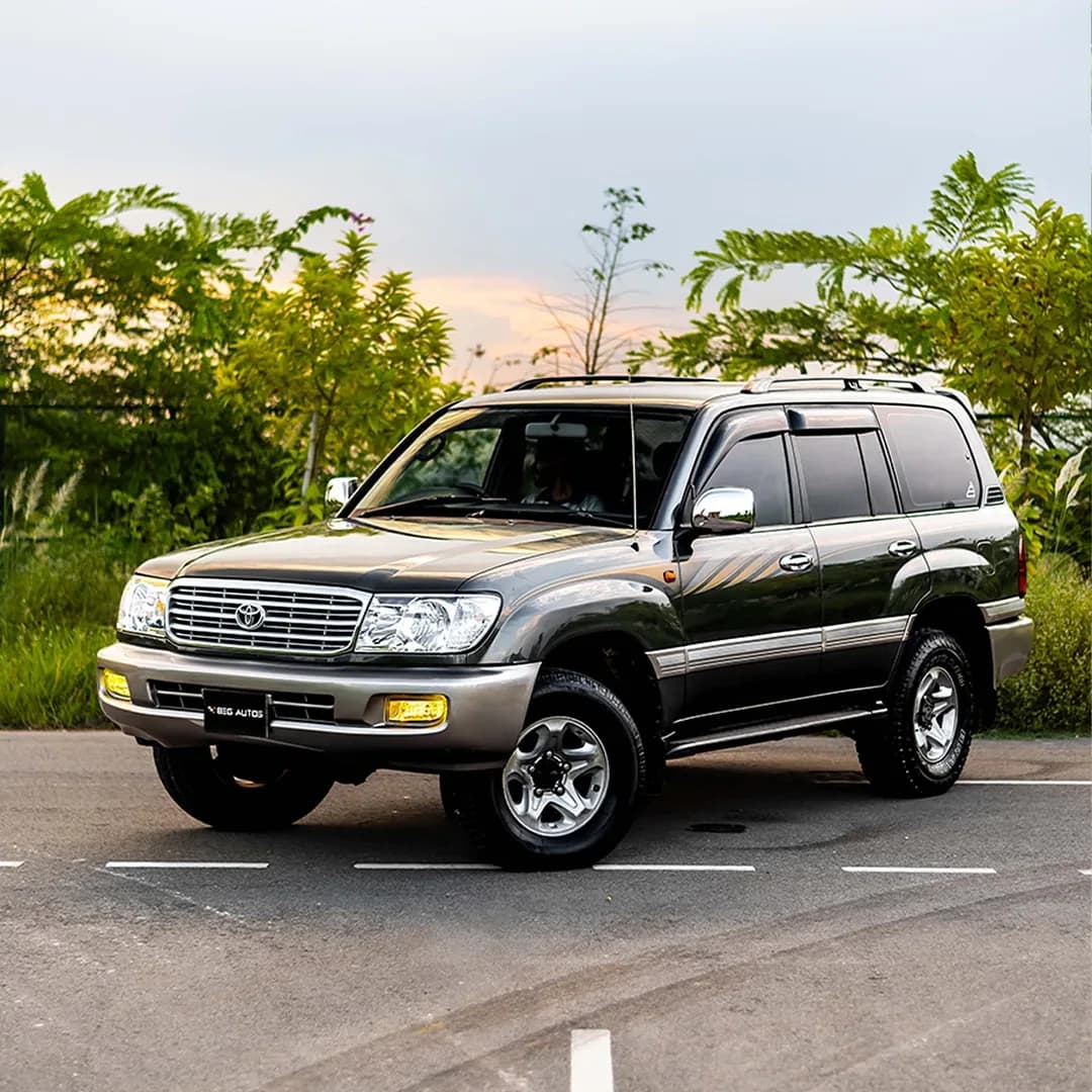 Front view of Toyota 1999 in grey