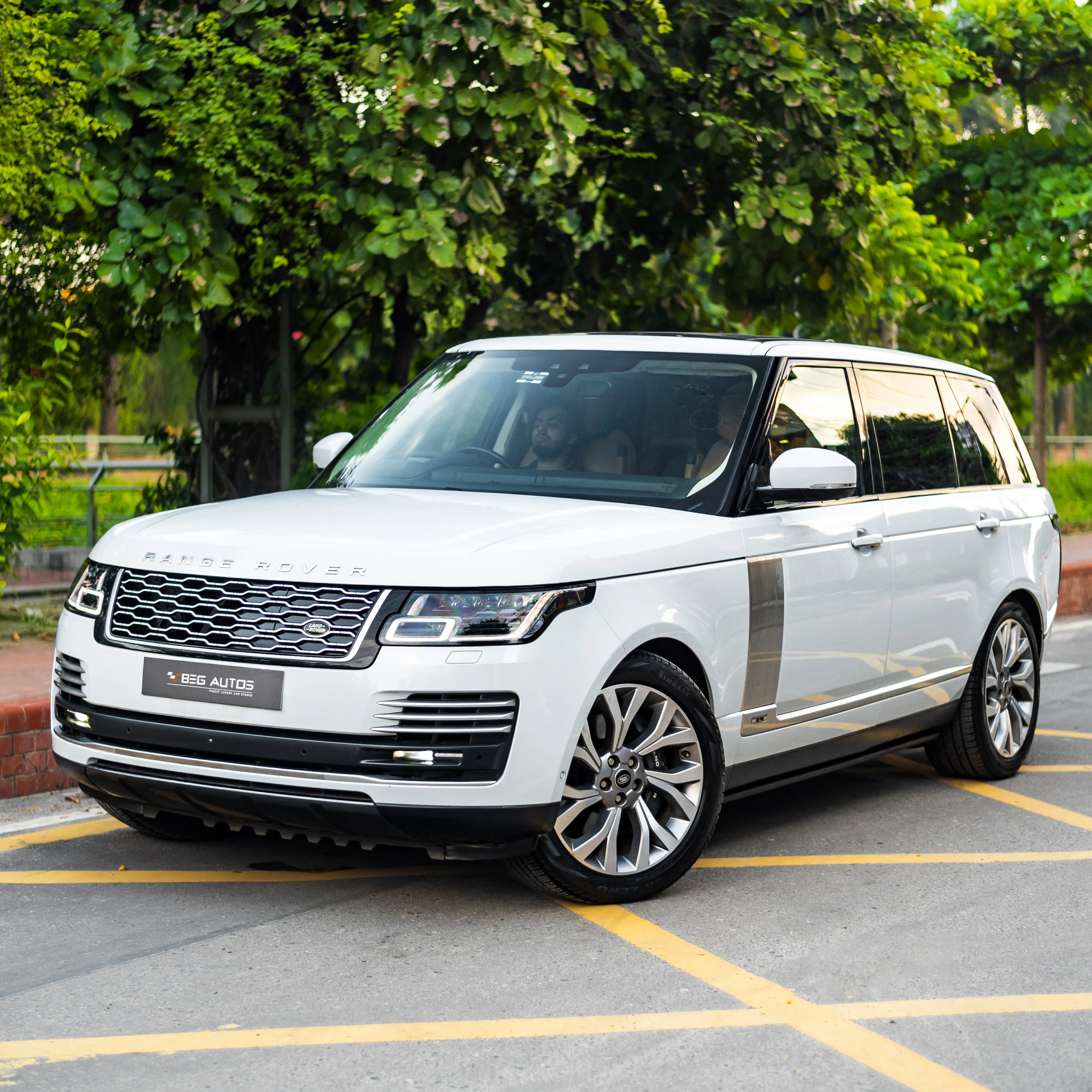 Front view of 2020 Land Rover 2019 in White