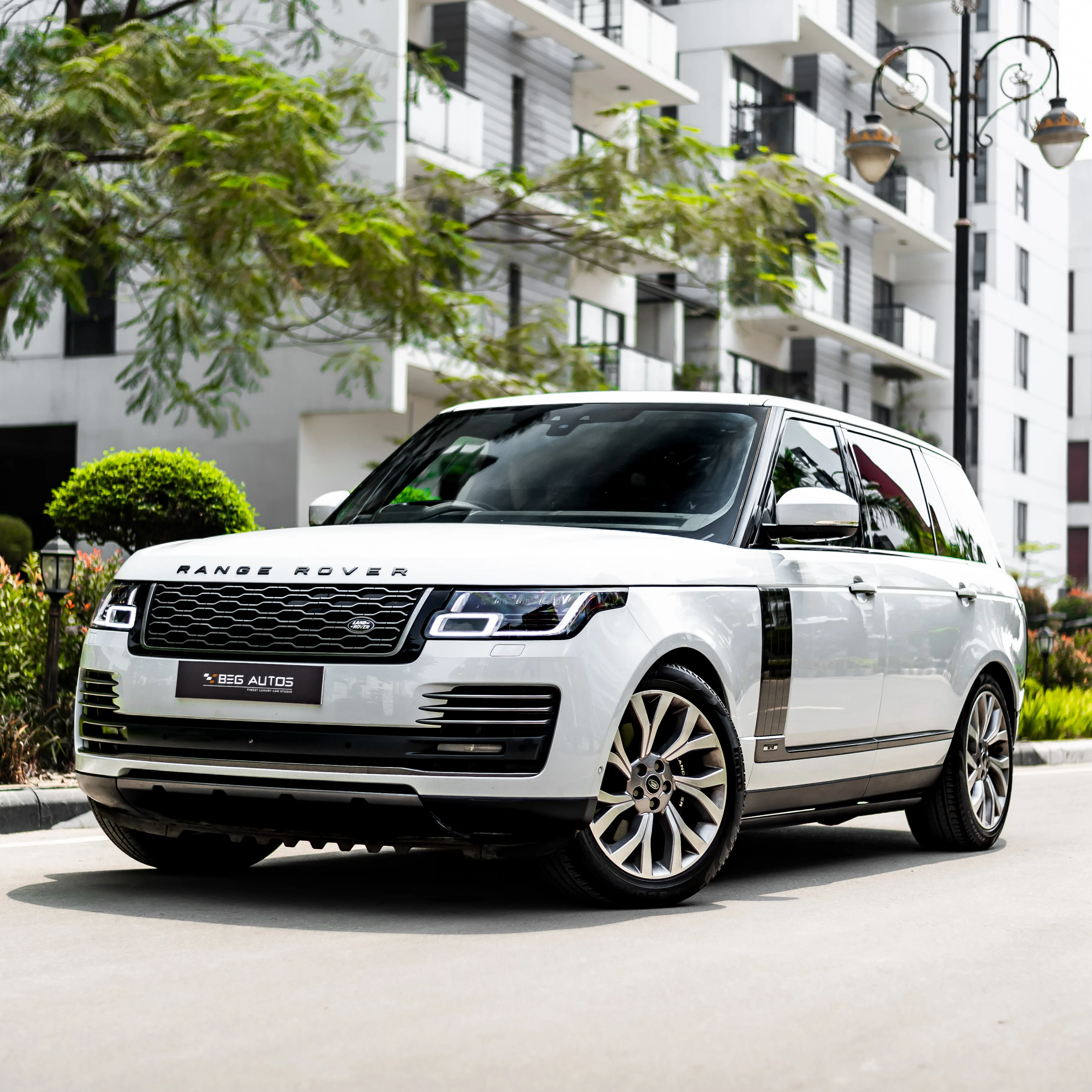 Front view of 2021 Land Rover 2021 in White