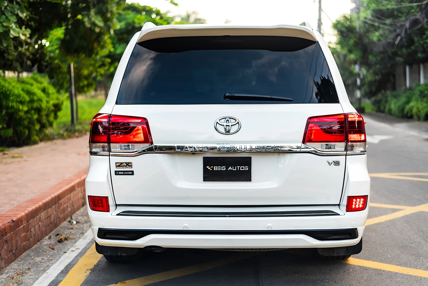 Toyota Land Cruiser ZX V8