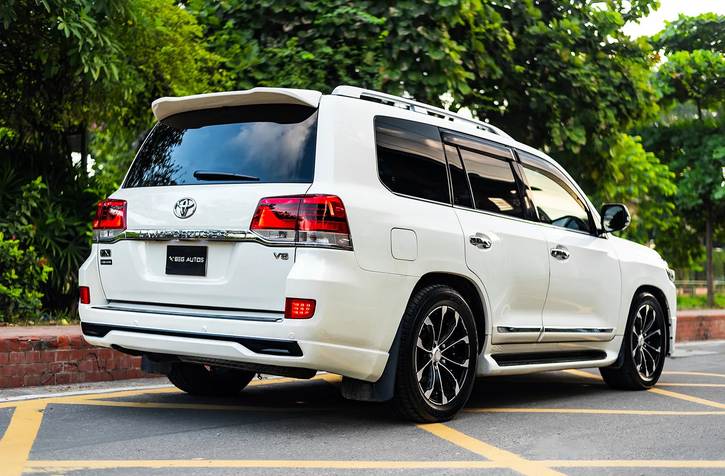 Toyota Land Cruiser ZX V8