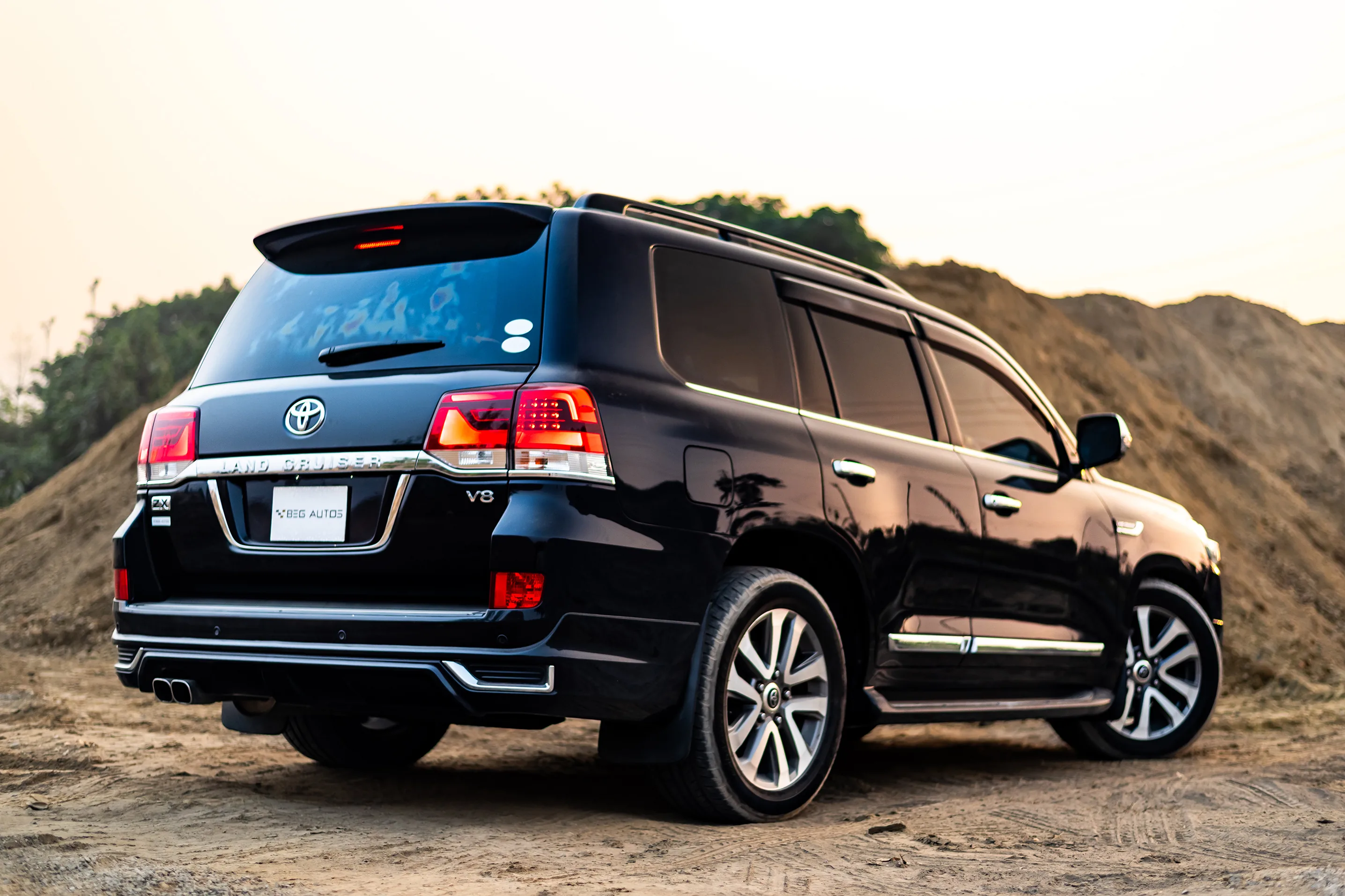 Toyota Land Cruiser ZX V8