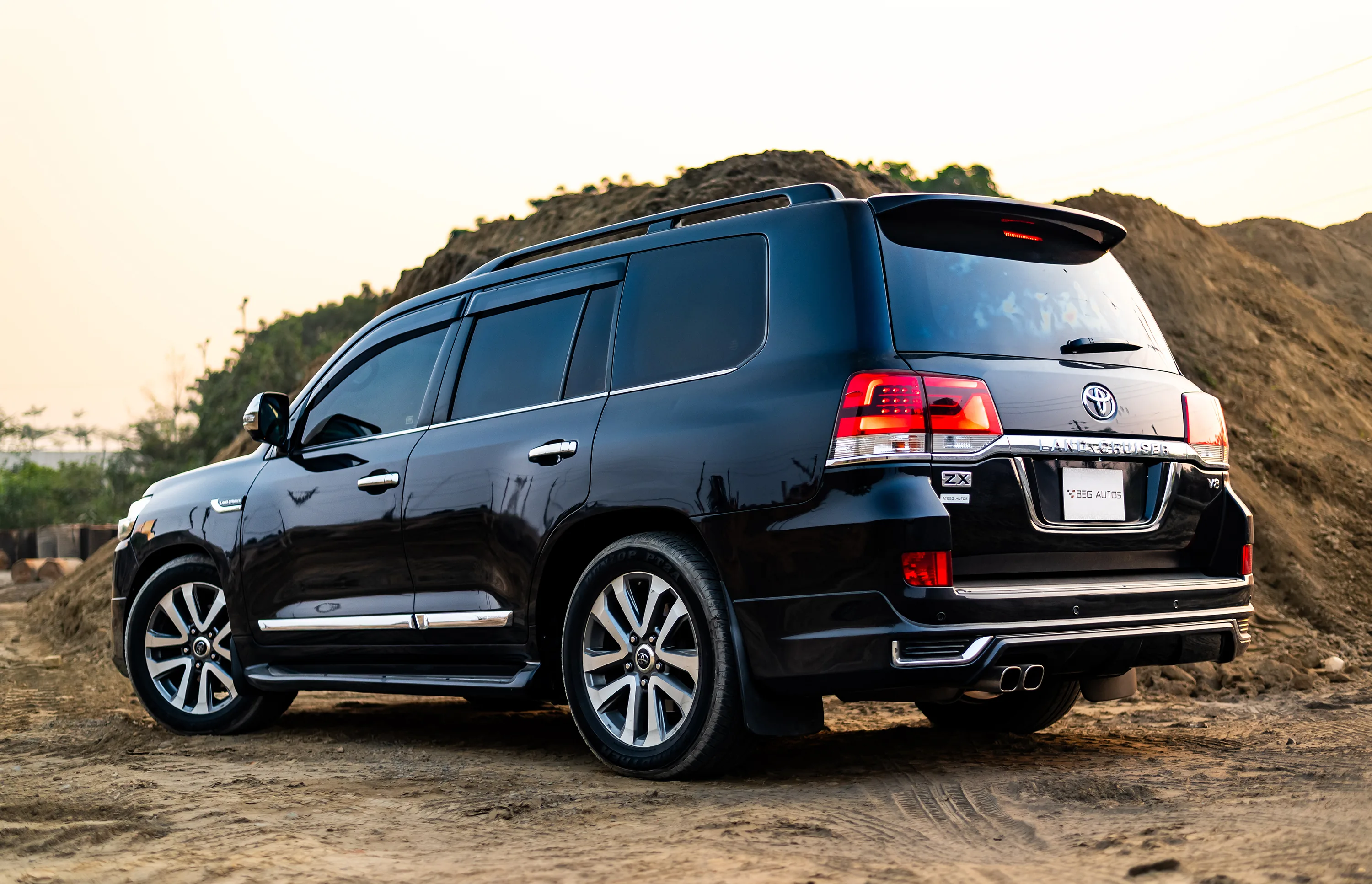 Toyota Land Cruiser ZX V8