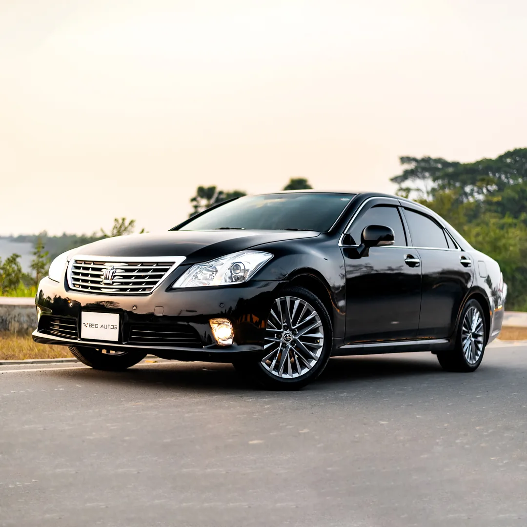 Front view of Toyota 2011 in Black